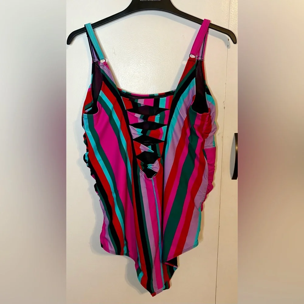TORRID Wireless Twist Back Ruched One Piece Swimsuit Size 3 (3xl 22-24) - Picture 4 of 9
